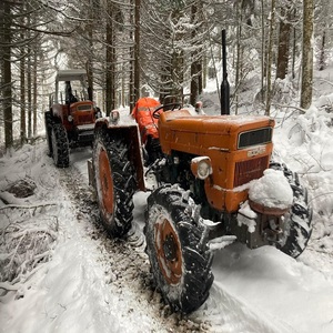 Potente Tractor Compacto Usado Fiat de 70HP para Granja y Huerto con Cargador Frontal, Motor, Bomba de Engranajes y Rodamientos - Product Image 4