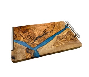 Bandeja de servir de madera y resina con diseño de río y asa de metal para comida, frutas, postres y decoración del hogar. - Product Image 1