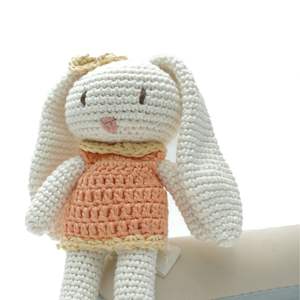 Peluche amigurumi lapin doux, fait main au crochet, en robe orange, pour bébé et tout-petit, fabriqué en Indonésie - Product Image 4
