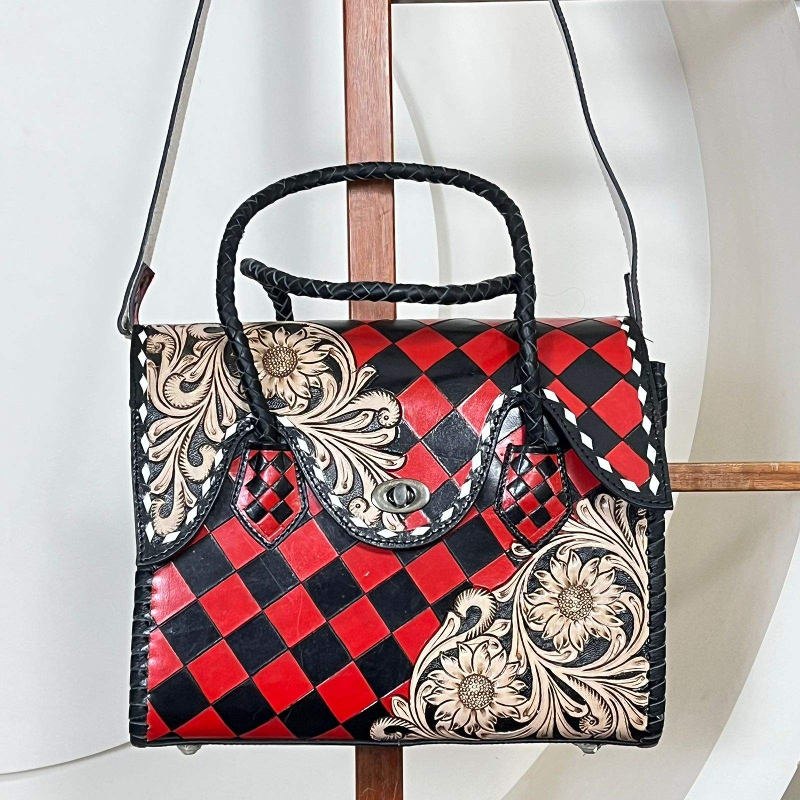 À carreaux rouges et noirs