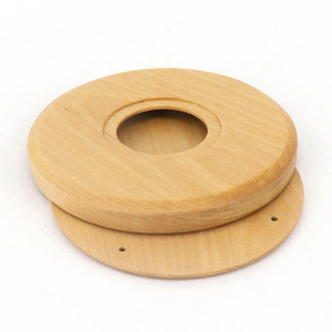 Base de Madera para Carga Inalámbrica Personalizada de Alta Calidad, Modelo Decorativo Redondo Hecho a Mano con Tema de Amor Grabado y Pintado por Artesanos - Product Image 2