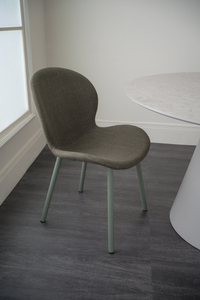 Chaise de salle à manger minimaliste rembourrée vert armée avec pieds en métal robustes pour villa et appartement modernes - Product Image 6