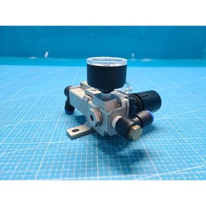 Ensemble filtre-régulateur d'air SMC AR2000-02G-R + AF2000-02-R + G36-10-01 d'occasion pour équipement semi-conducteur Legacy - Product Image 5