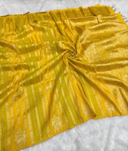 Khaddi Crepe Deer Elegance Forest Charm Jacquard Tradicional Pesado para Bodas y Fiestas de Diwali con Borde de Herencia y Tejido Regal de Georgette - Product Image 5