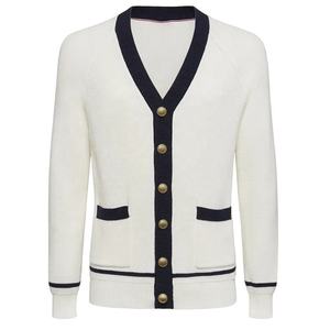 เสื้อสเวตเตอร์คอวีถักคุณภาพสูงแบบยูนิเซ็กซ์ สีพื้น สไตล์นักเรียน สำหรับฤดูใบไม้ร่วงและฤดูหนาว  ติดกระดุม  ออกแบบเองได้สำหรับผู้หญิงและผู้ชาย - Product Image 1