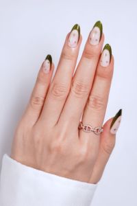 Faux ongles à presser personnalisés, vert chromé, French manucure, en gros, motif étoile, forme amande, estampage doré, taille moyenne - Product Image 5