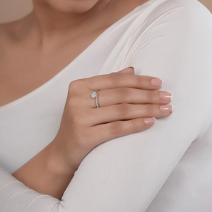 Bague de fiançailles en or massif 9K/10K/14K/18K avec diamant de laboratoire rond DEF couleur VS/VVS clarté, sertie à griffes, torsadée et croisée, certifiée IGI - Product Image 6