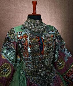 Vestido largo afgano con bordados elaborados, detalle intrincado en el escote, falda completa y motivos tribales tradicionales. Perfecto. - Product Image 2