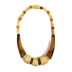 Collier multicouche tendance en résine et perles, motif coquillage, coloré rose, rouge, orange, bijou fantaisie pour femme, idéal pour mariage - Product Image 5