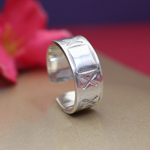 Hermoso Anillo de Dedo Ajustable de Plata 925 Hecho a Mano en India, Estilo Rajasthani, con Engaste de Circonita en Forma de Gota de Agua, Diseño Moderno - Product Image 1