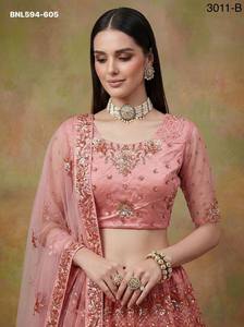 Fournisseur de tenues traditionnelles indiennes de haute qualité, en tissu résille lourd avec des fleurs, des paillettes et des broderies Zari, comprenant un Lehenga-Choli et un ensemble Dupatta, de Surat. - Product Image 3