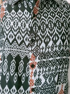 Chemise noire en polyester pour homme, imprimé géométrique, coupe classique, col chemise et manches courtes, pour un usage décontracté. - Product Image 4