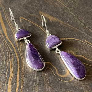 Elegantes Pendientes Largos de Plata de Ley 925 con Dos Piedras Charoita en Forma de Lágrima, Diseño Clásico Minimalista - Product Image 2