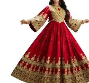 Elegante modelo del sur de Asia posando en un rico vestido Anarkali de seda rojo carmesí con extensas aplicaciones de Zari dorado mate. - Product Image 2