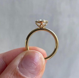 Anillo de compromiso de oro amarillo de 14K con diamante ovalado de 1.5ct cultivado en laboratorio y engaste de bisel ovalado, de moda - Product Image 4