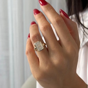 Anillo de Compromiso para Mujer con Diamante Cultivado en Laboratorio, Corte Esmeralda, Diseño Único, Engaste de Bisel, 5MM, Oro Amarillo de 14k, Certificado IGI, en Oferta - Product Image 5