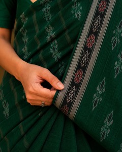 Sari en soie pure tissé à la main élégant, vert foncé, motif Ikat, bordure noire, sari traditionnel indien pour les fêtes et les occasions spéciales - Product Image 5