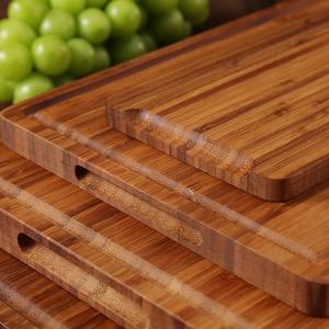 Planche à découper en bois personnalisée avec rainure pour jus, épaisse, durable, sûre pour les couteaux, idéale pour couper, servir et offrir - Product Image 4