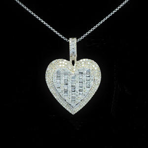 Colgante de Moissanita Baguette en Forma de Corazón con Incrustaciones de Diamantes, Plata de Ley 925 con Baño de Rodio, Regalo para Fiesta Hip Hop, Aniversario o Boda - Product Image 4