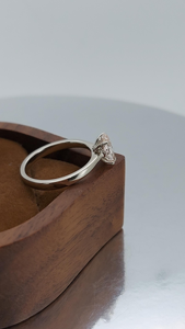 Anillo de Compromiso con Diamante Ovalado Cultivado en Laboratorio Certificado de 1 Quilate con Piedras Laterales Naturales D VVS2 Chapado en Oro de 18K Unisex - Product Image 4