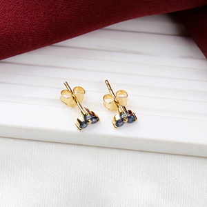 Vente en gros de boucles d'oreilles en argent 925 plaqué or jaune avec saphir bleu naturel en forme de trèfle, bijoux fins pour femmes, Memoria Jewels - Product Image 5