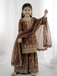 ชุดสาหรี่กะมีซปักลายดอกไม้สีน้ำตาลสำหรับเด็กผู้หญิง ชุดแบบดั้งเดิมของอินเดียและปากีสถาน เหมาะสำหรับงานปาร์ตี้และงานแต่งงาน - Product Image 3