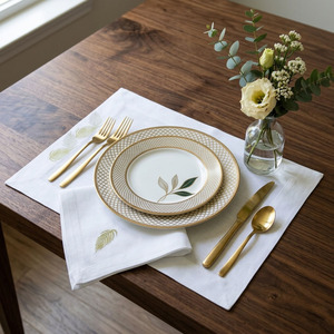 Juego de Manteles Individuales y Servilletas de Lino Blanco Lavables con Bordado Floral Tradicional de Helecho Dorado y Plateado, Personalizado al por Mayor para el Hogar - Product Image 1