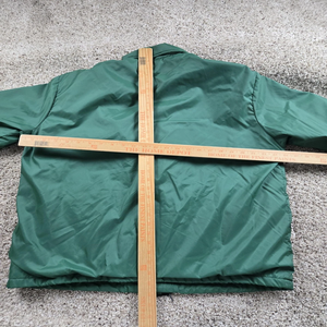 แจ็คเก็ตวาร์ซิตี้ผ้าซาตินแบบกำหนดเอง แจ็คเก็ตคอตั้งปักโลโก้ด้านหน้าสำหรับฤดูหนาว ไซส์ใหญ่ สีเขียวซีคัวญ่า แจ็คเก็ตโค้ชสโมสรเรือยอชท์ยุค 80 - Product Image 3