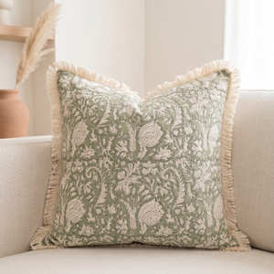 Funda de Almohada Decorativa con Estampado Floral Verde Salvia, Borde con Ribete, Decoración Escandinava - Product Image 1