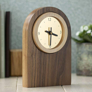 Horloge en bois élégante et moderne mettant en valeur les grumes de bois complexes avec un design raffiné. Horloges de table. - Product Image 3