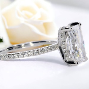 Anillo de compromiso de moissanita de lujo con diamante de corte radiante personalizado, anillo de eternidad con moissanita VVS de 2 quilates con corte baguette y circonitas heladas - Product Image 3