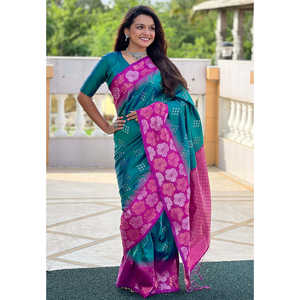 ผ้าส่าหรีสีเขียวลายทอแบบเอลีท พร้อมขอบผ้าไหมสีชมพูเนื้อนุ่มลายดอกไม้ ประดับด้วยงานปักดิ้นทอง สำหรับชุดออกงานกลางคืน น้ำหนัก 0.65 กรัม - Product Image 5