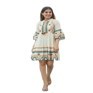 ホワイトカラー最新デザイナーウィメンズウエスタンウェアチュニック | インドのサマーコレクション既製婦人服製造