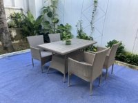 Ensemble de salle à manger et de jardin empilable en rotin moderne, étanche, fabriqué au Vietnam, avec structure en acier KD, 1 table et 4 chaises, pour terrasse, hôtel, style contemporain