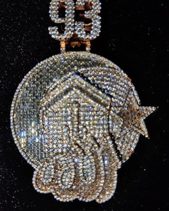 Colgante de Lujo con Número de Moissanita Iced Out, Bañado en Oro de 18K, Micro Pavé, Estilo Hip Hop Rapper Bling, Bicolor, Para Hombre - Product Image 3