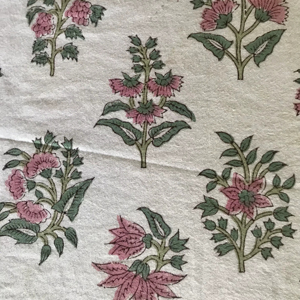 ผ้าฝ้ายพิมพ์ลายด้วยมือ – ลายดอกบุตะสีชมพู |   ฐานสีขาว |   สิ่งทอทำมือจากอินเดีย - Product Image 1