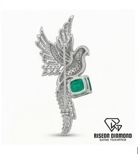 Broche cygne exquise en or blanc 18 carats avec ailes serties de diamants pavés et pierre précieuse vert émeraude, chef-d'œuvre de luxe couture. - Product Image 2