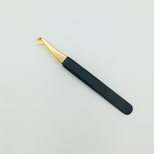 Pince à cils RMI en acier inoxydable avec pointe en plasma doré, revêtement noir, 10 mm, poignée lisse, pointe volume à 45 degrés - Product Image 5