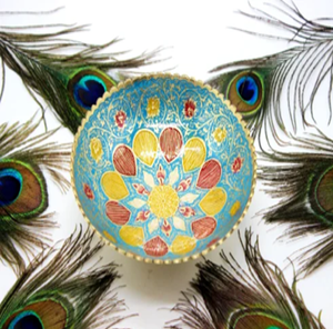 Bol en laiton Meenakari bleu clair charmant, décoré de motifs floraux centraux délicats, disponible à prix de gros. - Product Image 1