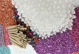 Nuovo design multicolore 2027 con perline diverse e tecniche di lavorazione diverse per tessuti in pizzo, prodotto da un produttore specializzato. - Product Image 4