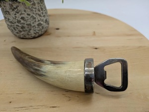 Abridor de Botellas Vintage Ecológico con Mango de Cuerno de Búfalo, Herramienta de Cocina Única Hecha a Mano, Sacacorchos, Regalo de Inauguración de Casa - Product Image 1