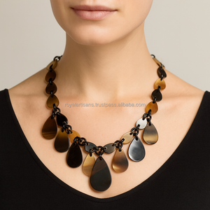 Collier artisanal en cuivre plaqué antique avec perles rouges et jaunes, bijou statement massif pour femme, cadeau tendance - Product Image 2