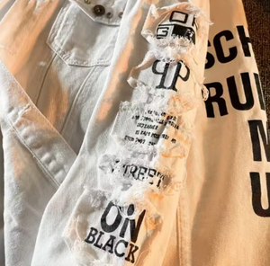 เสื้อแจ็คเก็ตยีนส์สีขาวสำหรับผู้ชาย สไตล์สตรีทแวร์ ปกเสื้อแบบพับได้ ดีไซน์ลายปะติด ตกแต่งด้วยการพิมพ์แบบรีดร้อน ทรงปกติ เหมาะสำหรับใส่ลำลองในฤดูใบไม้ผลิ ผลิตจากผ้าฝ้าย - Product Image 3
