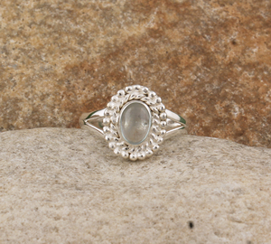 แหวนแต่งงานคลาสสิกพลอยมูนสโตนสีรุ้งธรรมชาติ เงินแท้ 925 ประดับขอบเพชร งานฝีมือสำหรับผู้หญิง พลอยสีฟ้าประกาย ได้รับการรับรอง - Product Image 3