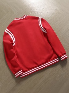 Fabricante de Chaquetas Universitarias Personalizadas de Alta Calidad, Chaqueta Deportiva con Parche de Logotipo, Cierre de Botones, Color Sólido - Product Image 2