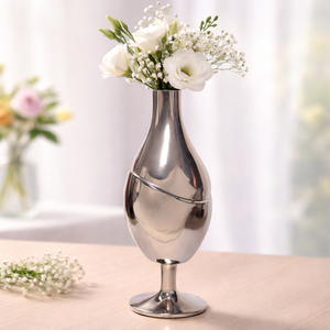 Vase à fleurs élégant en métal argenté, doté d'un corps en forme de goutte d'eau, d'un accent de découpe diagonale et d'une base sur piédestal pour la présentation florale - Product Image 1