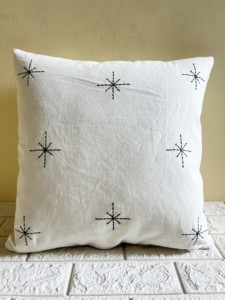 Housse de coussin carrée Label By Ritika Luhadia, faite à la main, motif étoile brodé noir, fermeture éclair moderne - Product Image 1