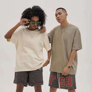 Ensemble personnalisé unisexe 2 pièces en coton 100% 300 g/m² pour l'été, comprenant un T-shirt court à col rond, coupe oversize et épaules tombantes, et un short, coupe carrée. - Product Image 3