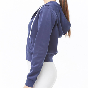 Haut court à capuche personnalisé pour femme, rose poudré, avec empiècements en maille sur les côtés, manches courtes, logo frontal et trous pour les pouces - Product Image 5