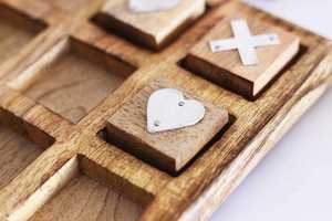 Juego de Tic Tac Toe de Madera para Niños, Juego de Mesa XO con Corazones y Cruces Plateadas, Divertido Juego Familiar, Regalo Perfecto para Todas las Ocasiones - Product Image 4